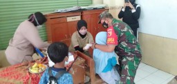 KORAMIL 0816/16 WARU BERSAMA NAKES RUMKITBAN DKT SIDOARJO GELAR SERBUAN VAKSIN SISWA/SISWI MI BANU HASYIM DESA JANTI KEC. WARU