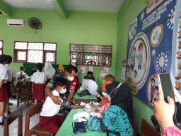 Babinsa Kedensari melaksanakan Pendampingan Vaksinasi