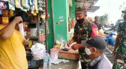 Babinsa Koramil 0816/05 Tulangan Melaksanakan Komsos dan Bagikan Masker Di PTB-Pasar Baru Tulangan