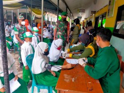 Danramil dan Babinsa Koramil 0816/17 Gedangan dampingi vaksin di MI Baitur Rohim Ds. Ganting
