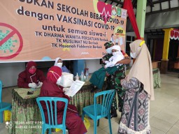 BABINSA BERBEK KORAMIL 0816/16 WARU PANTAU KEGIATAN VAKSIN UMUR 6-11 TH DI DESA BERBEK KEC. WARU