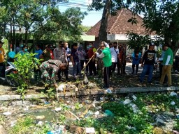 Banjir di 3 Desa, Babinsa Koramil 06/Tanggulangin Dampingi Wabup Sidoarjo Tinjau Lokasi