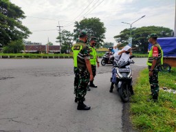 Petugas Gabungan Gelar Operasi Yustisi Penegakan Prokes Di Wilayah Jabon