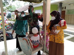 Peduli kesehatan warga, Babinsa Koramil 13/Wonoayu dampingi posyandu