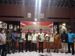 Danramil 0816/03 Buduran beserta anggota melaksanakan pengamanan penetapan bakal calon kades