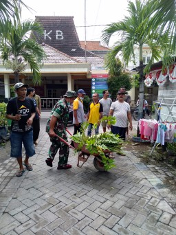 Babinsa Bersama Warga Desa Rangkah Lakukan Kerja Bakti Bersihkan Lingkungan