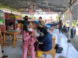 Kodim 0816/Sidoarjo gelar vaksin booster di beberapa posko vaksin