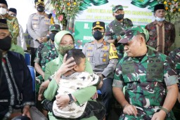 Kasad Jenderal TNI Dudung Abdurachman Takziah ke Rumah Sertu Eka di Sidoarjo
