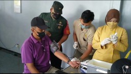 TNI mendampingi vaksin di SPBU Ds. Betro Sedati