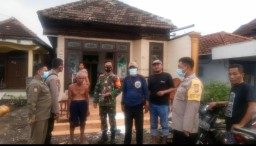 Babinsa 0816/05 Dampingi Danramil kunjungi Warga Terdampak Angin Puting Beliung