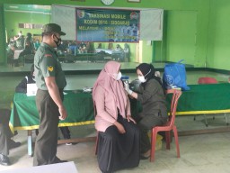 Anggota Ramil0816/07 Krembung melaksanakan Serbuan Vaksin di Pasar Krembung