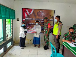 Penyaluran Bantuan Tunai BTPKLWN-TNI Koramil 0816/08 Jabon Tetap Terapkan Prokes