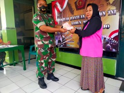 KAPTEN INF SANUSI LAKSANAKAN PENYALURAN BTPKLW TNI TA 2022.