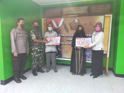 Koramil 0816/07 Krembung melaksanakan giat pembagian BTLKWN-TNI Ta. 2022