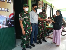 Koramil 0816/04 Porong menyalurkan bantuan BTPKLWN TNI ke masyarakat Desa Wunut Kec. Porong