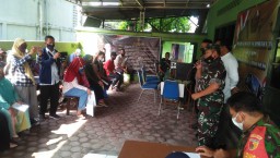Secara Bergatian Setiap Desa, Warga Tulangan Terima BTPKLWN -TNI di Koramil 0816/05 Tulangan