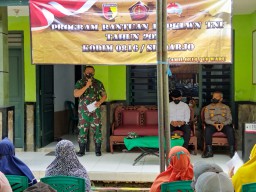 DANRAMIL 0816/16 WARU MENYERAHKAN BANTUAN BTPKLWN-TNI KEPADA WARGA KEC. WARU