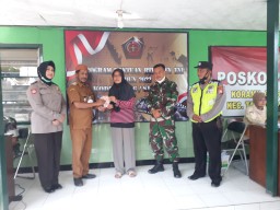 Koramil 06/Tanggulangin Salurkan Bantuan Tunai Kepada Pedagang Kaki Lima Warung dan Nelayan