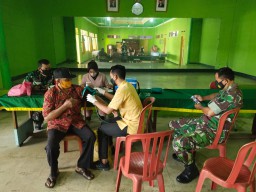 Koramil 0816/07 Krembung Laksanakan Serbuan Vaksin di Pasar Krembung