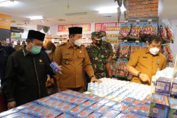 Jelang Idul Fitri, Kasdim 0816/Sidoarjo dampingi Wabup Sidoarjo Subandi Bersama Forkopimda Sidak Mamin di Supermarket