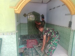 Tingkatkan Kebersihan Lingkungan, Babinsa Koramil 0816/05 Tulangan Melaksanakan Pembersihan Mushola