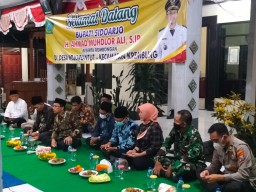 Danramil 0816/07 Krembung Hadiri Cangkrukan dan Pembagian Zakat Fitrah di Baldes Mojoruntut