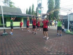 Jaga Kebugaran Danramil 0816/05 Tulangan Laksanakan Erobik Bersama Anggota
