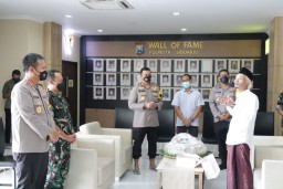 Dalam nuansa lebaran Idul Fitri 1443 Hijriah, keluarga besar Kodim 0816 Sidoarjo mengadakan Halal Bi Halal Silaturahmi Syawal ke Polresta Sidoarjo