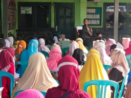 PJ. DANRAMIL 0816/10 BALONGBENDO LAKSANAKAN PENYALURAN BLT PANGAN BERSAMA FORKOPIMKA