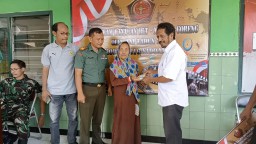 Apresiasi Pedagang Kaki Lima Lima Terima Bantuan Tunai BLT- Pangan Dari TNI