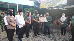 KEHORMATAN BAGI KORAMIL 0816/14 TAMAN PENYERAHAN BANTUAN BTP-PANGAN DIBUKA KASDIM 0816/SIDOARJO
