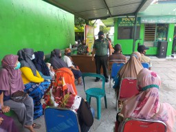 Hari ke ll Ramil 0816/07 Krembung Laksanakan Pembagian BT - Pangan Minyak Goreng