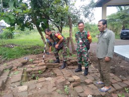 Babinsa Koramil 0816/05 Tulangan Sertu Joko Dwi Kepala Desa Tulangan Serta Tim Dari Balai Pelestarian Cagar Budaya Prov.Jatim