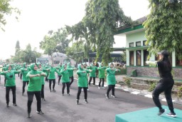 Utamakan Kekompakan, Persit KCK Cabang XLIII Kodim 0816/Sidoarjo gelar olahraga bersama
