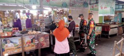 Babinsa Bersama Bhabinkamtibmas Dan Satpol PP Mlaks Giat Pemantauan Cek Harga Minyak Goreng