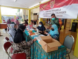 Bentuk Kepedulian Kesehatan Lansia, Babinsa &amp; Bhabinkamtibmas Dampingi Pelaksanaan Kegiatan Posyandu Lansia Dibalai Desa Kebaron