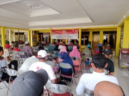Babinsa Koramil 0816/05 Tulangan Bersama Bhabinkamtibmas Dampingi Pembagian Sertifikat PTSL Kepada Warga Kebaron