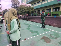 Tumbuhkan kedisplinan, Babinsa Koramil 07/Krembung berikan wasbang dan latih PBB di SMK Islam Krembung