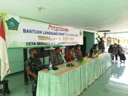Serma Kudhori Babinsa Koramil 05/Tulangan Dampingi Pembagian BLT DD Desa Modong Pastikan Warganya Merasa Aman Dan Nyaman