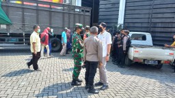 BERSAMA POLSEK DAN POL PP KEC. WARU, KORAMIL 0816/16 WARU MELAKSANAKAN PENGAMANAN EKSEKUSI BANGUNAN/GUDANG DI DESA TAMBAK SAWAH KEC. WARU SIDOARJO