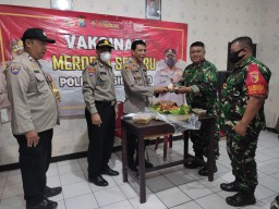 Koramil 0816/07 Krembung Ucapkan Selamat HUT Bhayangkara ke 76 Kepada Kapolsek Krembung.