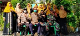 Babinsa Koramil 0816/06 Tanggulangin Lakukan Pendampingan Ibu - Ibu PKK Menanam Tanaman Obat Keluarga