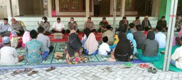 Peltu A Rofiq Bersama Anggota Polsek Krembung melaksanakan Silaturrahim Kepada Anak Yatim di Desa Tanjek Wagir