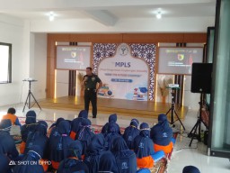 DANRAMIL 0816/16 WARU MEMBERIKAN MATERI WAWASAN KEBANGSAAN DAN MATERI PBB SAAT ACARA MPLS SMP AL MUSLIM KEC. WARU