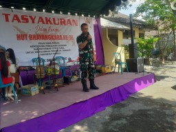 Komandan Koramil 0816/10 Balongbendo beserta anggota Koramil 0816/10 Balongbendo Rayakan HUT Bhayangkara ke-76 kepada Polsek Balongbendo