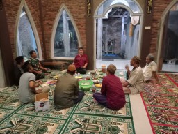 Babinsa Koramil 0816/05 Serta Bhabinkamtibmas Dampingi Kades Hadiri Syukuran di Mushola Desa Binaan