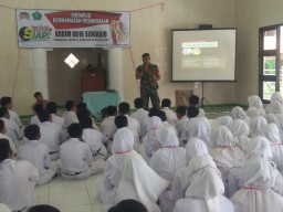 Babinsa Ramil 0816/06 Tanggulangin Berikan Wasbang Pada Para Pelajar