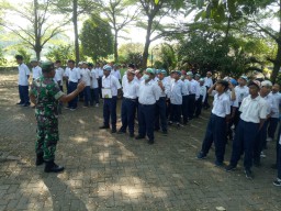 Bentuk Generasi Kuat dan Berkarakter, Babinsa Koramil 0816/05 Tulangan Berikan Materi Wasbang Dan Bela Negara Serta PBB di Siswa-Siswi Mts