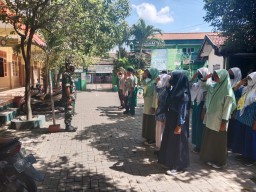 BENTUK SIKAP DAN KARAKTER SISWA BARU, BABINSA KORAMIL 0816/16 WARU MEMBERIKAN MATERI WAWASAN KEBANGSAAN KEPADA SISWA SISWI SMK TANDA KEC WARU