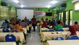 Serma Sukardi Babinsa Koramil 0816/05 Tulangan Hadiri Rapat Persiapan HUT RI ke-77 Tahun 2022